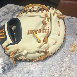 New. Leftie First base mitt. 12.75in oxbow series . Never used